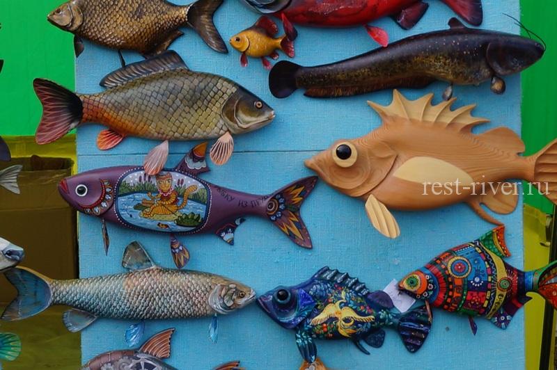 рыбки из дерева - деревянные сувениры в виде вырезанных раскрашенных рыб
