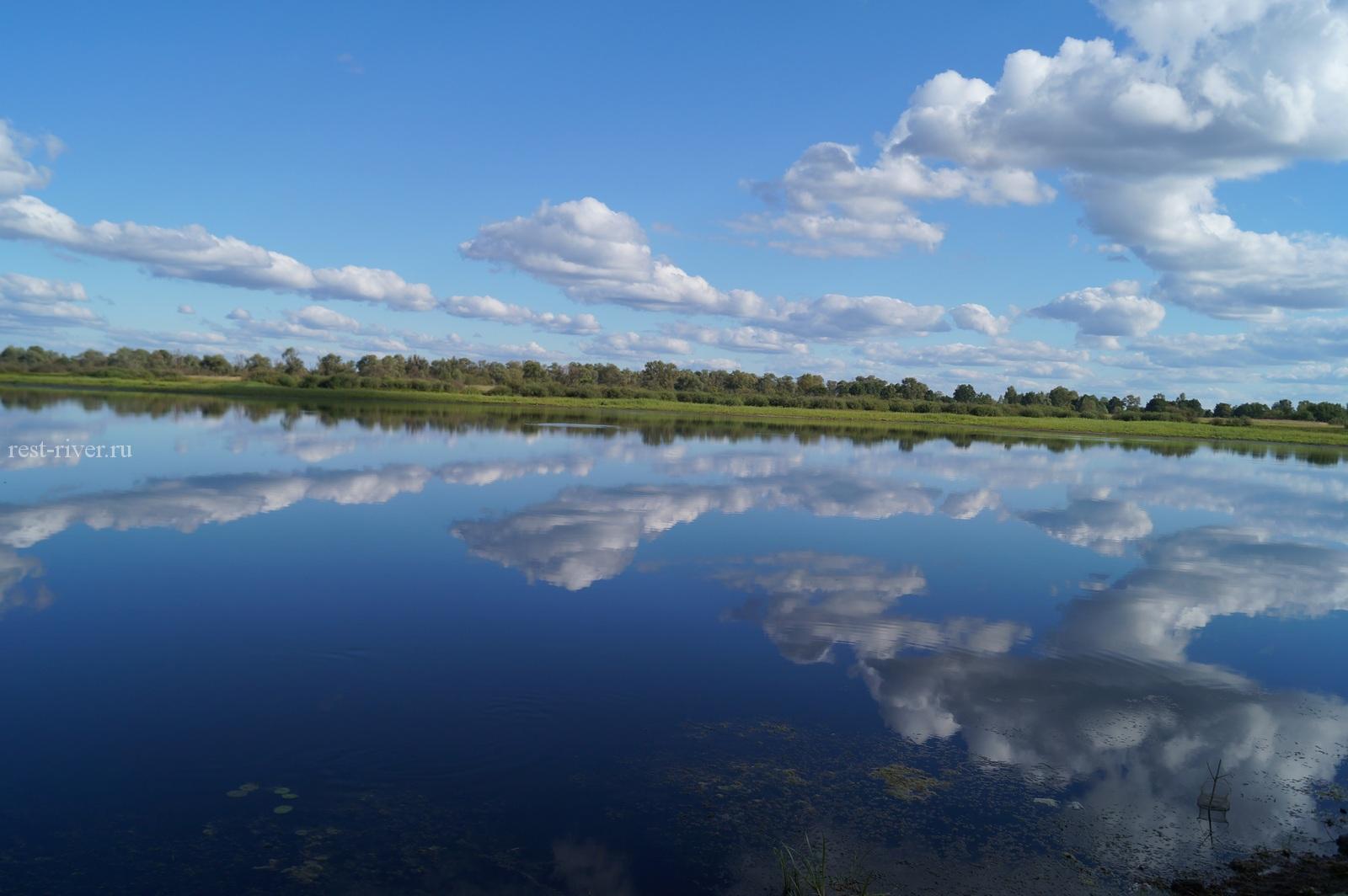 отражение облаков в воде озера