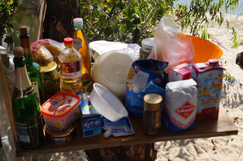 столик для хранения продуктов в палаточном лагере