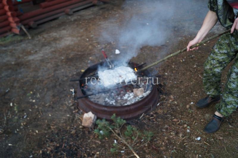 рыба на углях в решётке, фото приготовления сазана на мангале