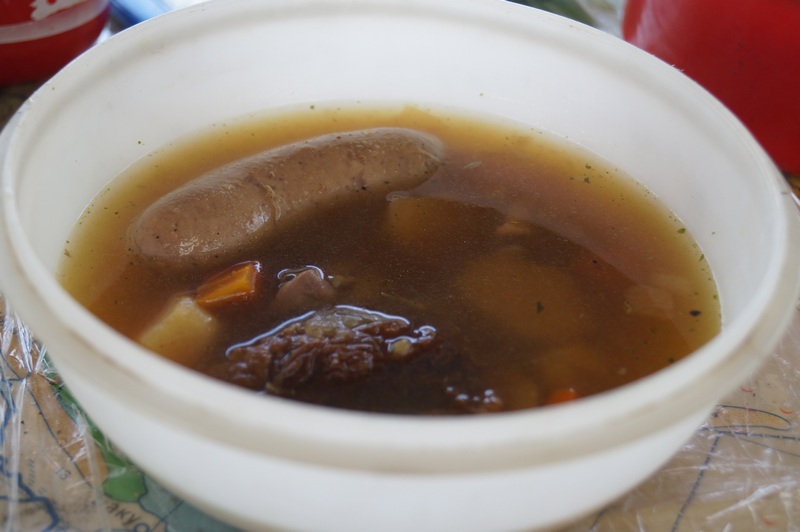 суп из колбасок приготовленный на костре