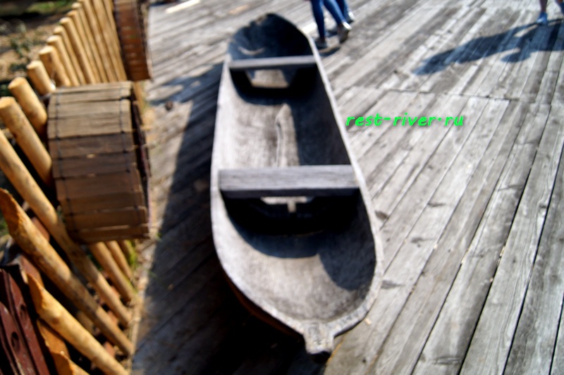 фото деревянная лодка - човен