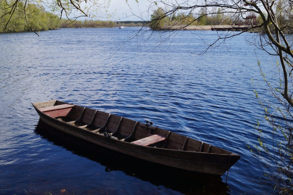 фото деревянная лодка на озере
